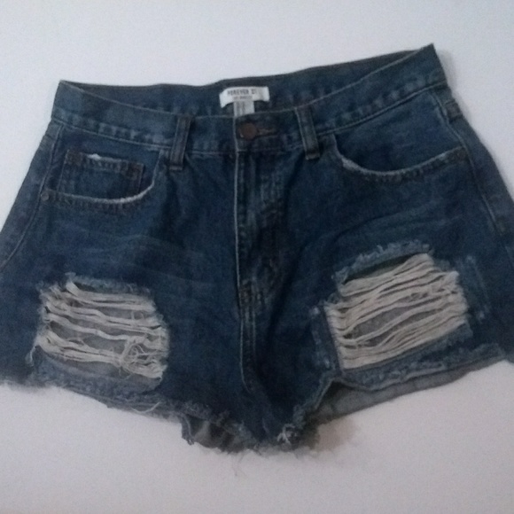Forever 21 Pants - ⬇️Distressed Forever 21 Dark Denim Short Shorts